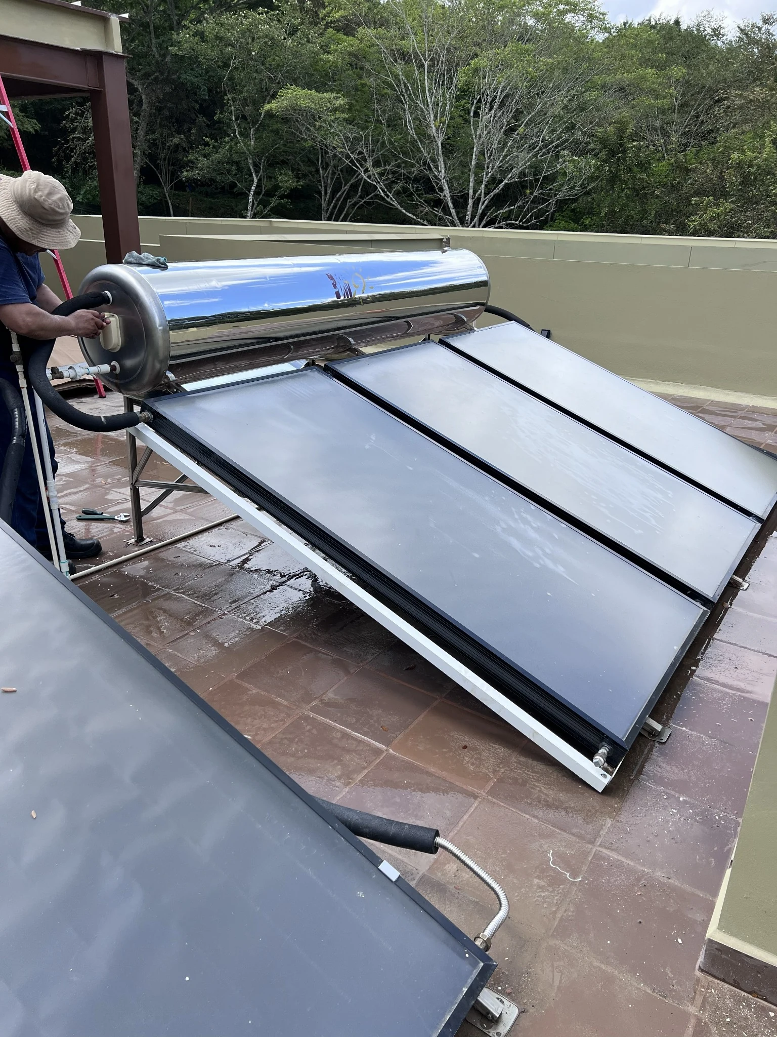 Sistema solar térmico con colectores de placa plana en Mesa de Yeguas, Anapoima, Cundinamarca