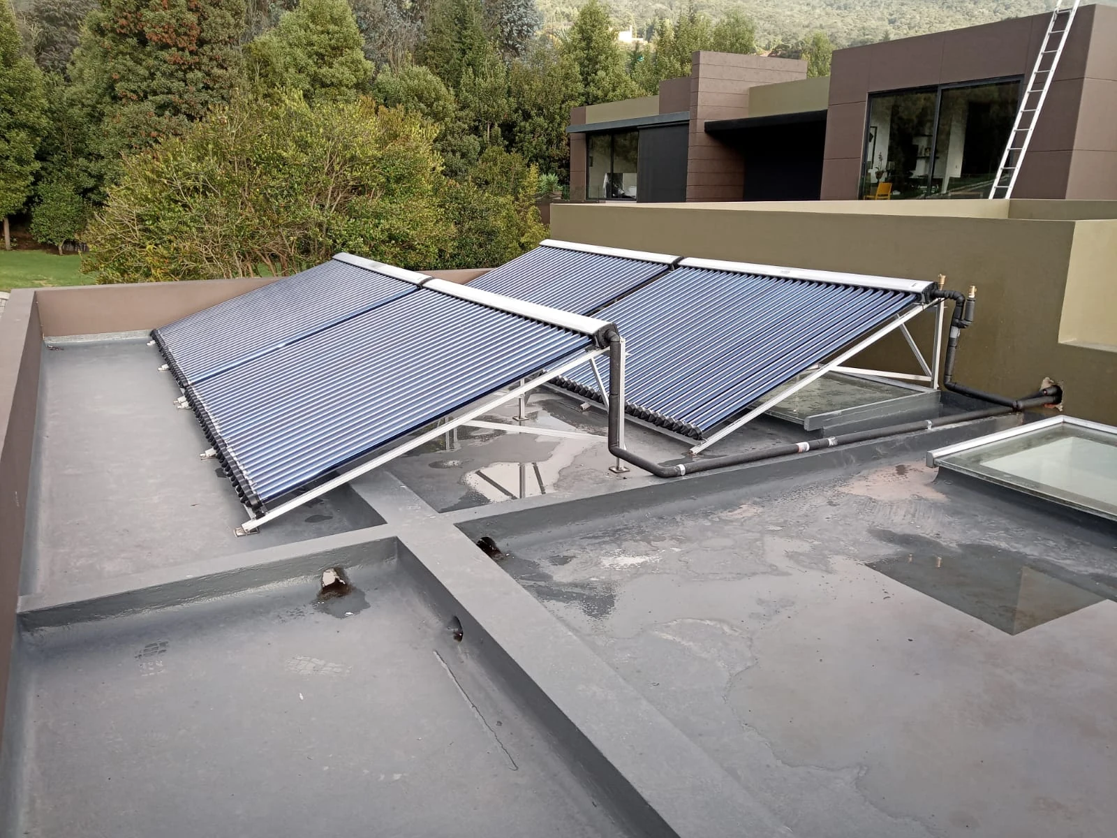 Sistema solar térmico con cuatro colectores Heat Pipe en Sindamanoy, Cundinamarca