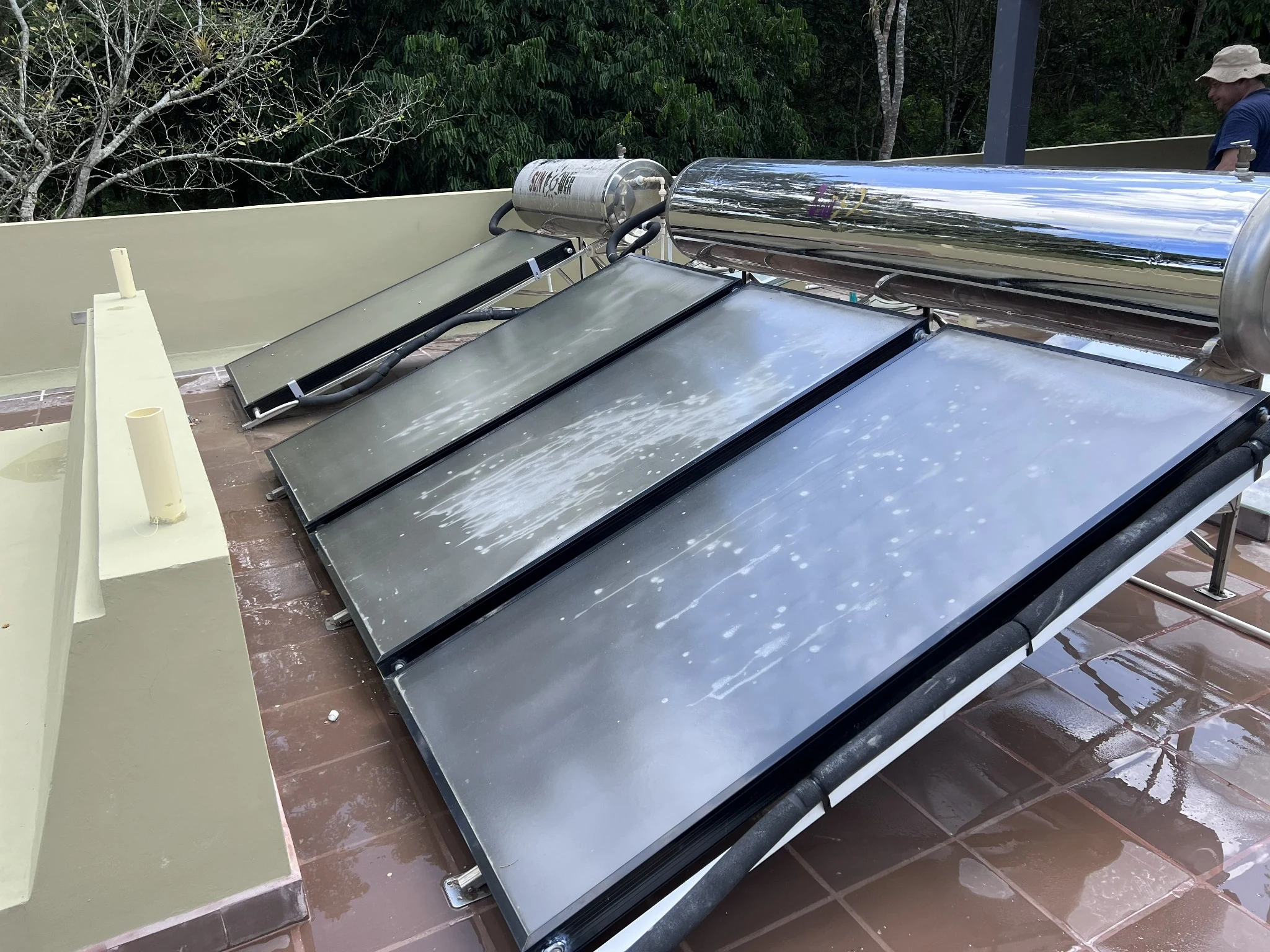 Colectores solares de placa plana instalados en Mesa de Yeguas, Anapoima