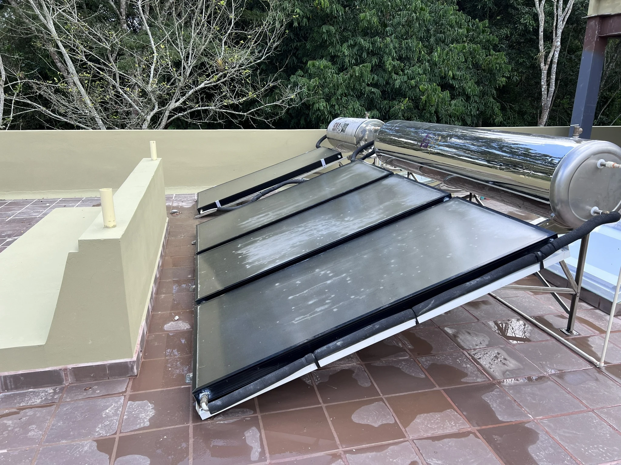 Colectores solares de placa plana y acumulador de agua caliente en Mesa de Yeguas