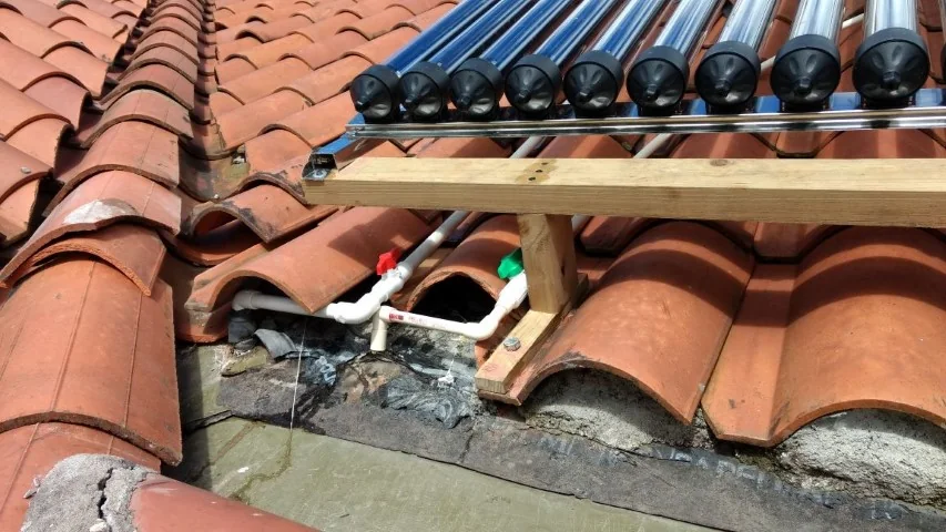 Detalle de instalación de colector solar Heat Pipe sobre techo en La Ceja