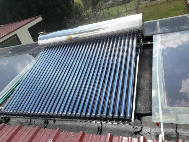 Calentador solar Heat Pipe instalado sobre techo en Finca La Paz