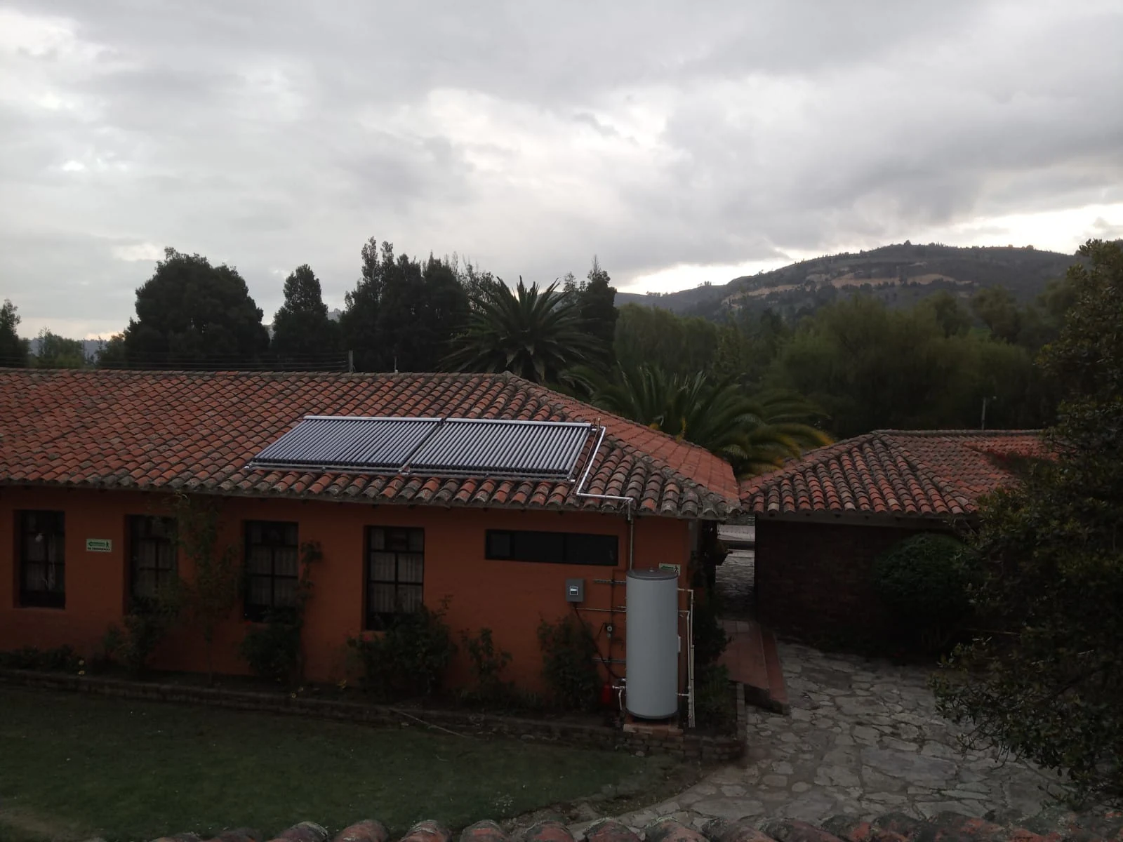 Sistema solar térmico de 500 litros instalado en Hotel Batán, Iza, Boyacá
