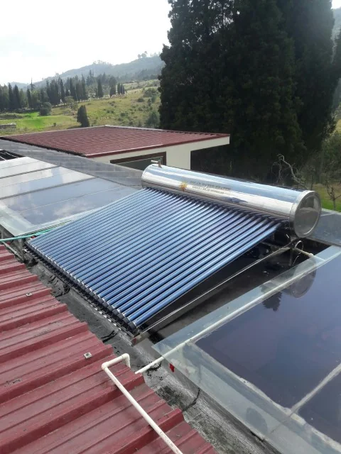 Sistema de agua caliente solar instalado en Finca La Paz