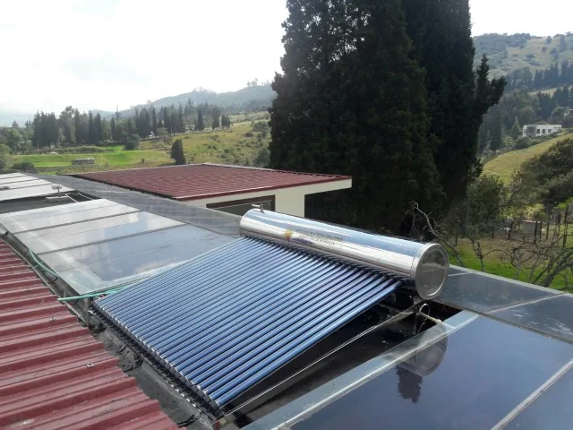 Calentador solar Heat Pipe de 300 litros en Finca La Paz, Sibaté