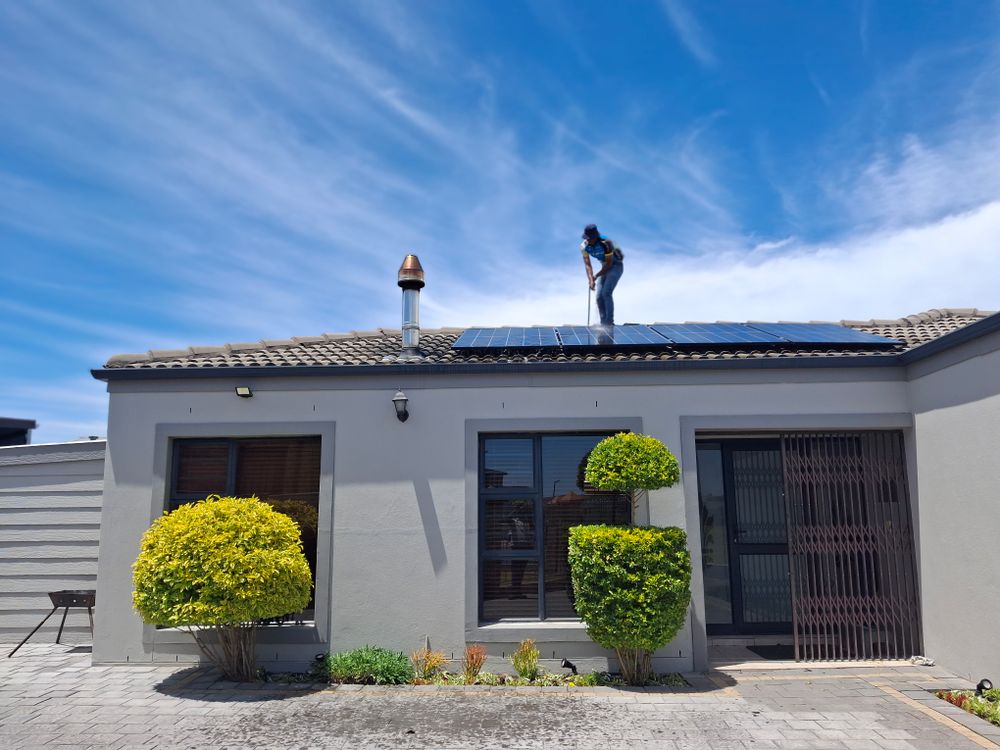 Técnico instalando un sistema solar en el techo de una casa
