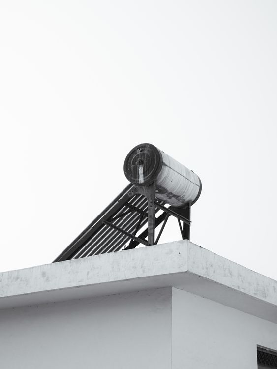 Calentador solar de agua instalado sobre un tejado con cielo despejado