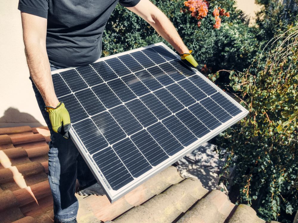 Sistema de calentamiento solar de agua en un tejado urbano