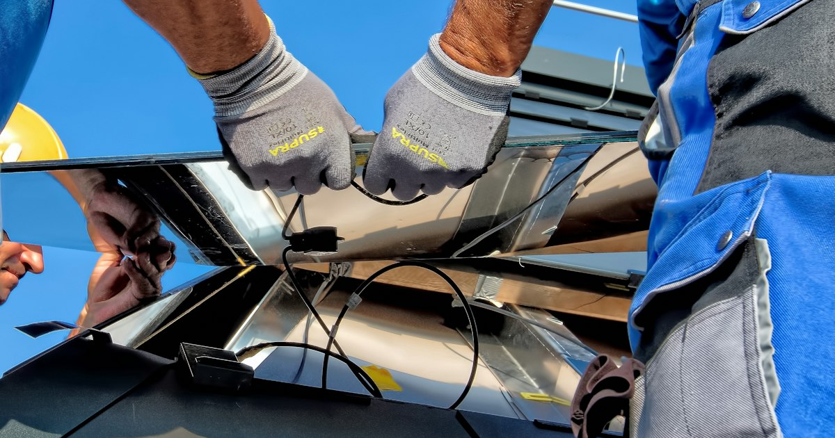 Instalación de paneles solares en un tejado residencial