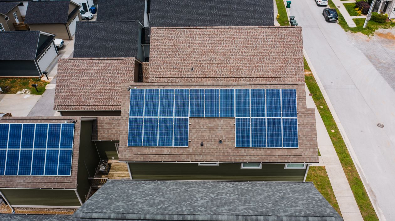 Paneles solares instalados sobre el techo de una vivienda residencial